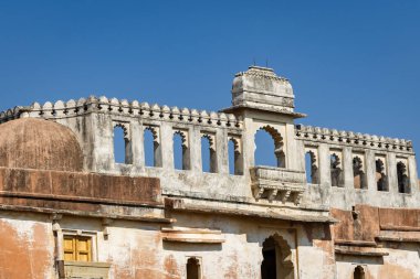 İzole edilmiş antik kale parlak mavi gökyüzü ile sabah görüntüsü Kumbhal kalesi kumbhalgarh rajasthan Hindistan 'da çekilmiştir..