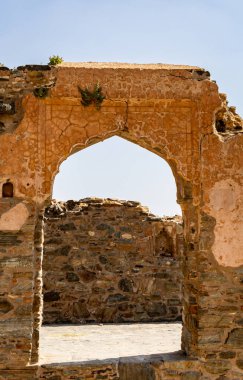 Kumbhal Kalesi kumbhalgarh rajasthan Hindistan 'da çekilen parlak mavi gökyüzü ile izole edilmiş antik kale kalıntıları..