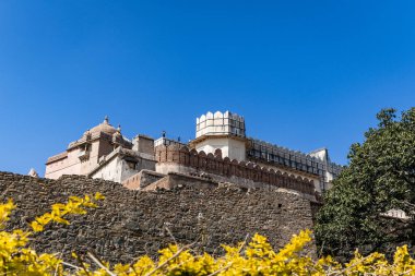 İzole edilmiş antik kale parlak mavi gökyüzü ile sabah görüntüsü Kumbhal kalesi kumbhalgarh rajasthan Hindistan 'da çekilmiştir..