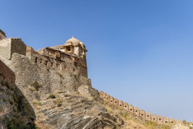 İnzivaya çekilmiş antik taş duvar ve parlak mavi gökyüzü ile eşsiz bir mimari sabah görüntüsü Kumbhal Fort kumbhalgarh rajasthan Hindistan 'da çekilmiştir..