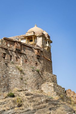 İnzivaya çekilmiş antik taş duvar ve parlak mavi gökyüzü ile eşsiz bir mimari sabah görüntüsü Kumbhal Fort kumbhalgarh rajasthan Hindistan 'da çekilmiştir..