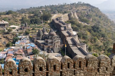 İzole edilmiş antik kale duvarı sabah görüntüsünde eşsiz mimari Kumbhal Kalesi kumbhalgarh rajasthan Hindistan 'da çekilmiştir..