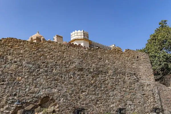 Kumbhal Kalesi kumbhalgarh rajasthan Hindistan 'da çekilen parlak mavi gökyüzü ile izole edilmiş antik taş kale duvarı..