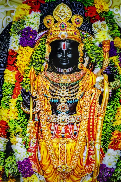 Ramayana 'dan Hindu tanrısı Rama... düz açılı siyah taş heykel... Shree Ram Janmabhoomi Mandir Ayodhya uttar pradhesh Hindistan' da çekilmiştir..