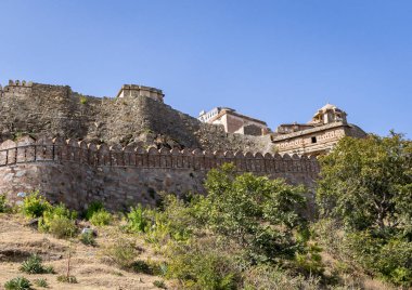 Sabah vakti Kumbhal Kalesi kumbhalgarh rajasthan Hindistan 'da mavi gökyüzü ile antik kale harabeleri çekilir..