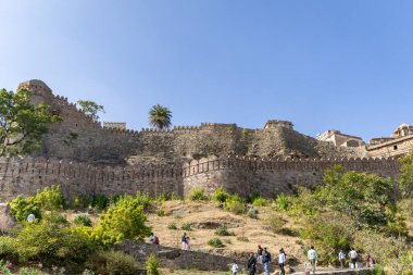 Sabah vakti Kumbhal Kalesi kumbhalgarh rajasthan Hindistan 'da mavi gökyüzü ile antik kale harabeleri çekilir..