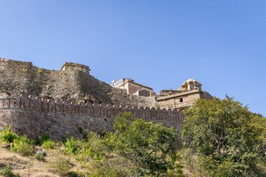 Sabah vakti Kumbhal Kalesi kumbhalgarh rajasthan Hindistan 'da mavi gökyüzü ile antik kale harabeleri çekilir..