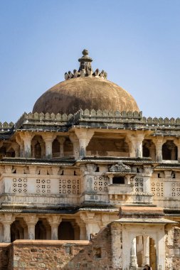 Antik tapınak kubbesi parlak mavi gökyüzü ile sabah görüntüsü Kumbhal Kalesi kumbhalgarh rajasthan Hindistan 'da çekilmiştir..