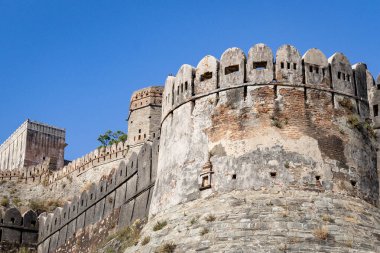 Sabah vakti Kumbhal Kalesi kumbhalgarh rajasthan Hindistan 'da mavi gökyüzü ile antik kale harabeleri çekilir..