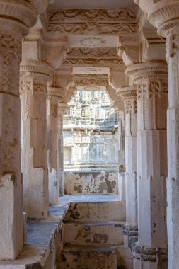 Antik tapınak sütunları sabah görüntüsünde eşsiz mimari Kumbhal Kalesi kumbhalgarh rajasthan Hindistan 'da çekilmiştir..