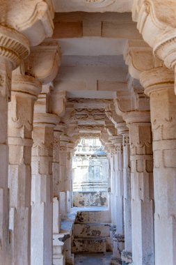 Antik tapınak sütunları sabah görüntüsünde eşsiz mimari Kumbhal Kalesi kumbhalgarh rajasthan Hindistan 'da çekilmiştir..