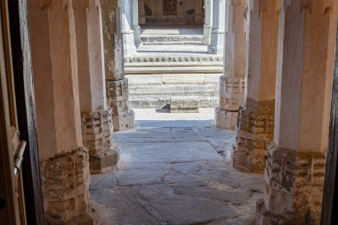 Antik tapınak sütunları sabah görüntüsünde eşsiz mimari Kumbhal Kalesi kumbhalgarh rajasthan Hindistan 'da çekilmiştir..