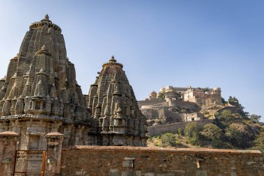 Antik tapınak kubbesi parlak mavi gökyüzü ile sabah görüntüsü Kumbhal Kalesi kumbhalgarh rajasthan Hindistan 'da çekilmiştir..