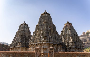 Antik tapınak kubbesi parlak mavi gökyüzü ile sabah görüntüsü Kumbhal Kalesi kumbhalgarh rajasthan Hindistan 'da çekilmiştir..