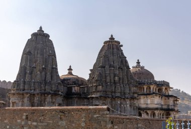 Kumbhal Kalesi kumbhalgarh rajasthan Hindistan 'da sabah görüntüsünde parlak mavi gökyüzüne sahip antik tapınak benzersiz bir mimaridir..