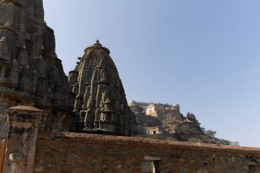 Kumbhal Kalesi kumbhalgarh rajasthan Hindistan 'da sabah görüntüsünde parlak mavi gökyüzüne sahip antik tapınak benzersiz bir mimaridir..