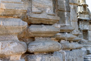 Kumbhal Kalesi kumbhalgarh rajasthan Hindistan 'da sabah görüntüsünde parlak mavi gökyüzüne sahip antik tapınak benzersiz bir mimaridir..