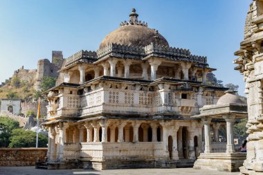 Kumbhal Kalesi kumbhalgarh rajasthan Hindistan 'da sabah görüntüsünde parlak mavi gökyüzüne sahip antik tapınak benzersiz bir mimaridir..