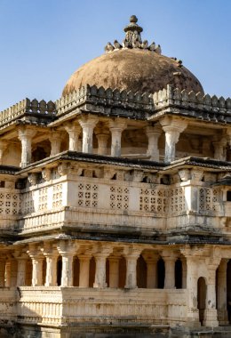 Kumbhal Kalesi kumbhalgarh rajasthan Hindistan 'da sabah görüntüsünde parlak mavi gökyüzüne sahip antik tapınak benzersiz bir mimaridir..