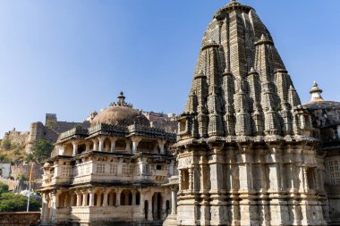 Kumbhal Kalesi kumbhalgarh rajasthan Hindistan 'da sabah görüntüsünde parlak mavi gökyüzüne sahip antik tapınak benzersiz bir mimaridir..