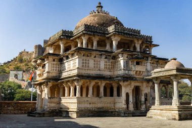 Kumbhal Kalesi kumbhalgarh rajasthan Hindistan 'da sabah görüntüsünde parlak mavi gökyüzüne sahip antik tapınak benzersiz bir mimaridir..