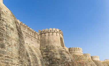 Eski kale harabeleri, parlak mavi gökyüzü ile sabah görüntüsü ile Kumbhal Kalesi kumbhalgarh rajasthan Hindistan 'da çekilmiştir..