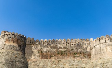 Eski kale harabeleri, parlak mavi gökyüzü ile sabah görüntüsü ile Kumbhal Kalesi kumbhalgarh rajasthan Hindistan 'da çekilmiştir..