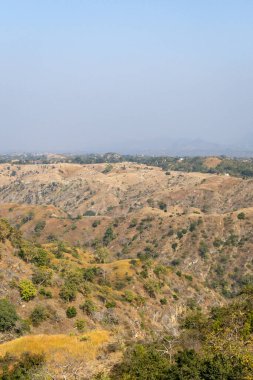 Kumbhal Kalesi kumbhalgarh rajasthan Hindistan 'da öğleden sonra farklı açılardan çekilmiş çorak bir dağ manzarası..