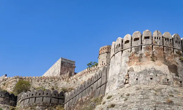 Sabah vakti Kumbhal Kalesi kumbhalgarh rajasthan Hindistan 'da mavi gökyüzü ile antik kale harabeleri çekilir..
