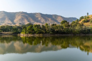 İzole bir dağ sırası. Sabah düz açıyla el değmemiş göl yansıması var.