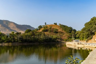 İzole edilmiş, el değmemiş bir göl. Sabah düz açıyla su yansıması var.