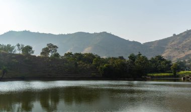 İzole edilmiş, el değmemiş bir göl. Sabah düz açıyla su yansıması var.