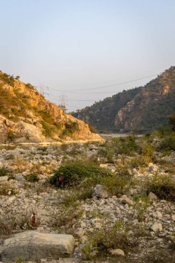 Çorak dağ vadisi düz açıyla gün batımında