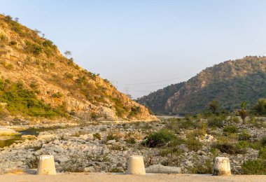 Çorak dağ vadisi düz açıyla gün batımında