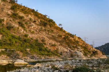 İzole bir dağ, parlak mavi gökyüzü ile sabah düz açıyla