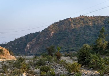 İzole bir dağ, parlak mavi gökyüzü ile sabah düz açıyla