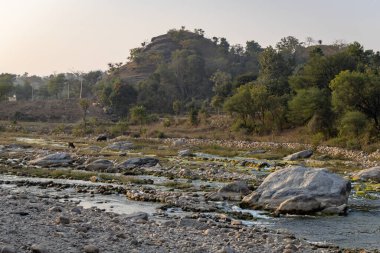 İzole dağ manzarası, parlak gökyüzü sabah düz açıyla.