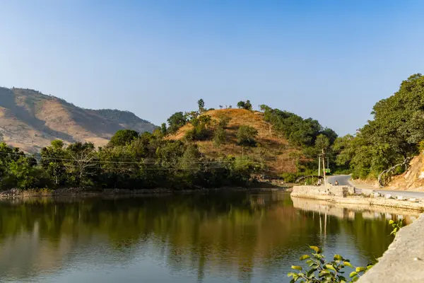 İzole edilmiş, el değmemiş bir göl. Sabah düz açıyla su yansıması var.