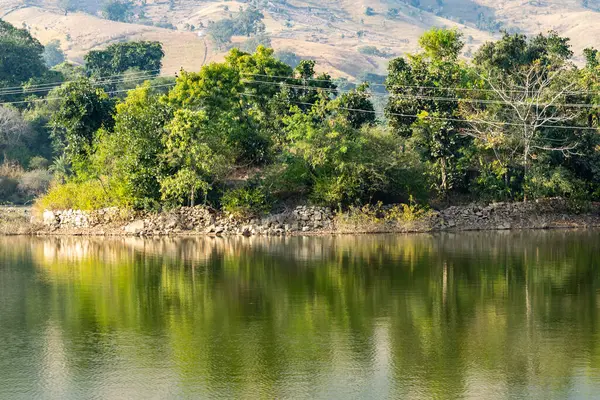 İzole edilmiş, el değmemiş bir göl. Sabah düz açıyla su yansıması var.