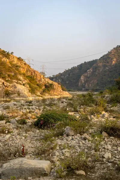 Çorak dağ vadisi düz açıyla gün batımında