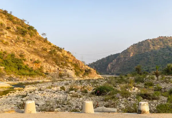 Çorak dağ vadisi düz açıyla gün batımında