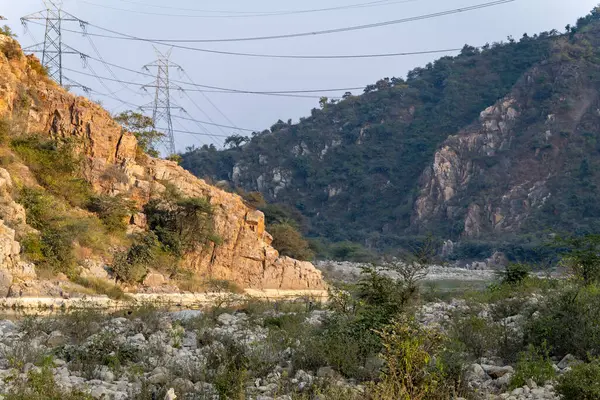 Çorak dağ vadisi düz açıyla gün batımında