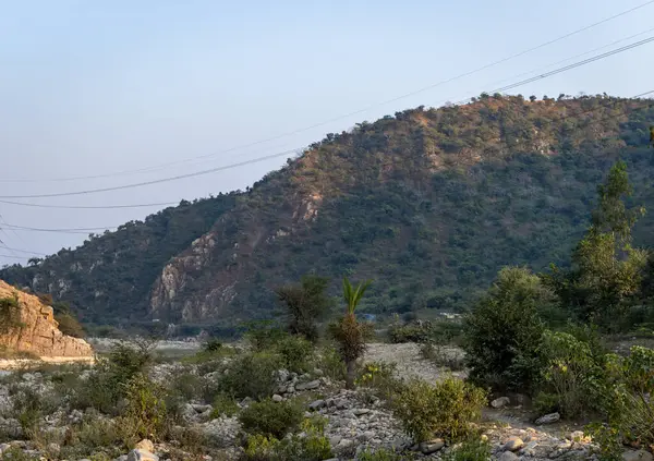 İzole bir dağ, parlak mavi gökyüzü ile sabah düz açıyla