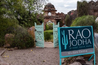 Rao Jodha Park mehrangarh kalesi jodhpur rajasthan Hindistan 'da akşamları farklı açılardan çekilen yürüyüş yollarının sanatsal giriş kapısı..
