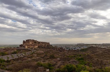 Akşamları dramatik bulutlu gökyüzüne sahip antik tarihi kale düz açılı görüntüden Hindistan 'daki Mehrangarh Kalesi Jodhpur Rajasthan' da çekilmiştir..