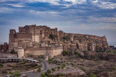 Akşamları dramatik bulutlu gökyüzüne sahip antik tarihi kale düz açılı görüntüden Hindistan 'daki Mehrangarh Kalesi Jodhpur Rajasthan' da çekilmiştir..