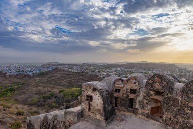 Antik kale duvarı ve dramatik gökyüzü ile şehir manzarası farklı açılardan çekilir. Mehrangarh Kalesi Jodhpur Rajasthan Hindistan 'da çekilmiştir..