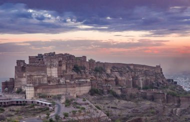 Akşamları dramatik günbatımı gökyüzüne sahip antik tarihi kale düz açılı görüntüden Hindistan 'daki Mehrangarh Kalesi Jodhpur Rajasthan' da çekilmiştir..