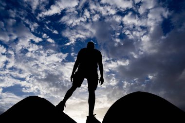 Duvarda dikilip gün batımını seyreden izole bir adamın sahne arkası.