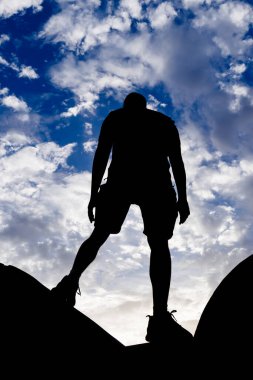 Duvarda dikilip gün batımını seyreden izole bir adamın sahne arkası.